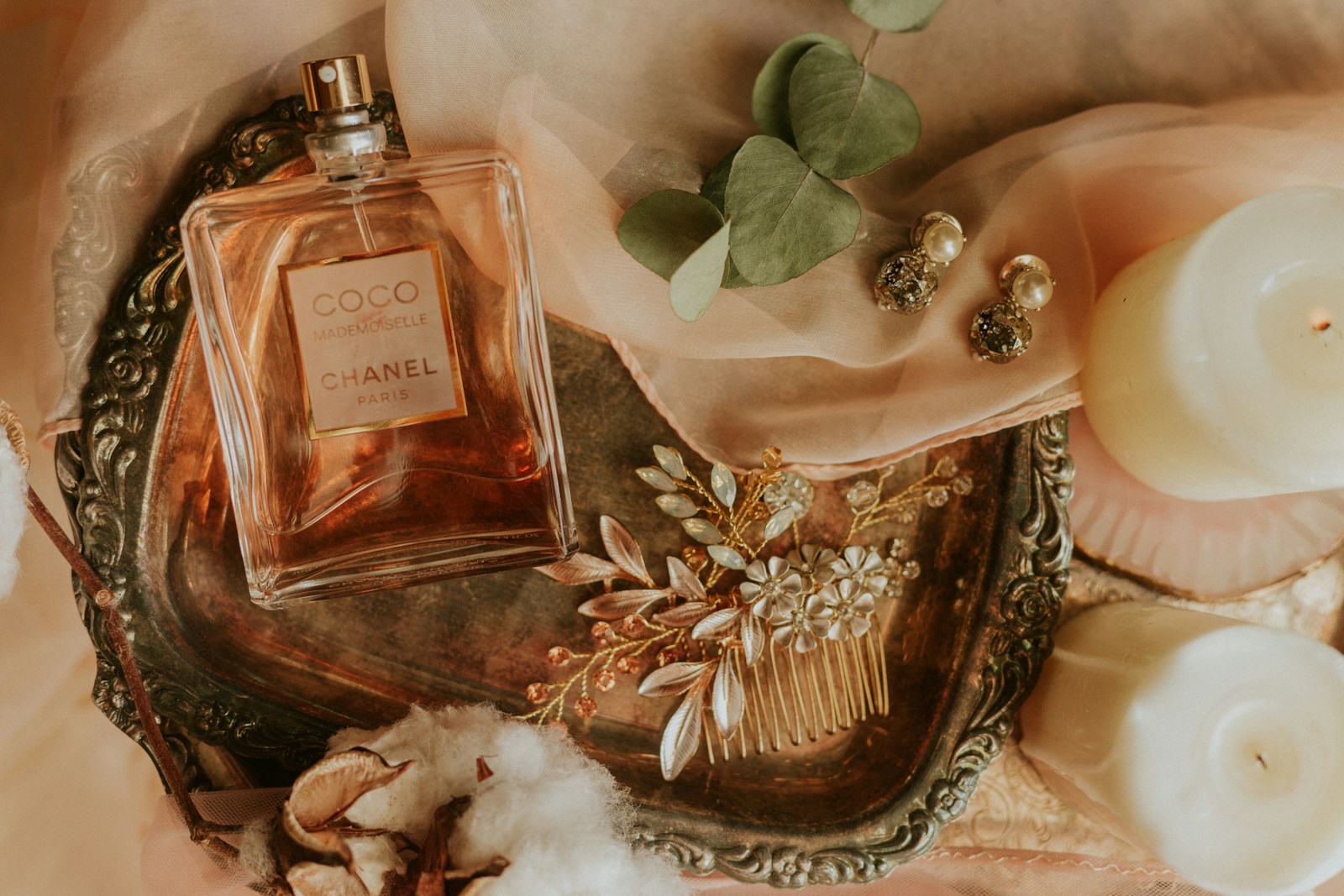 Photo by lucas mendes white rose on clear glass bottle
